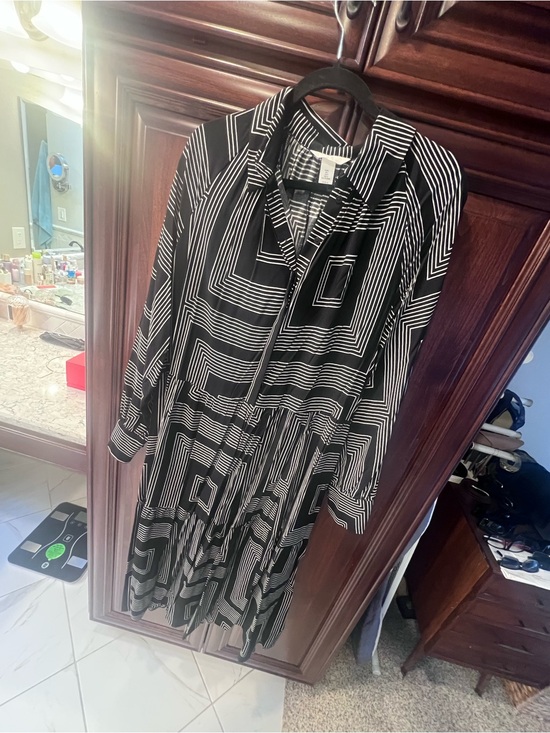 H&M Dresses & Skirts - H&M Black and White Geometric Long-Sleeve Shirt Dress
